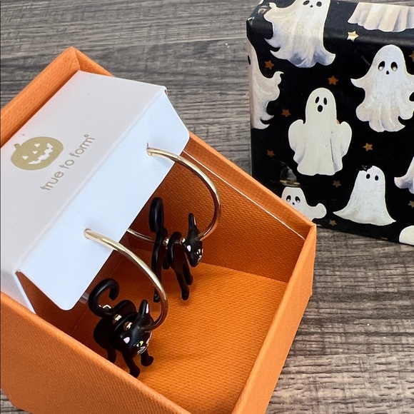 True To Form | Black Cat Hoop Earrings - Picture 3 of 5
